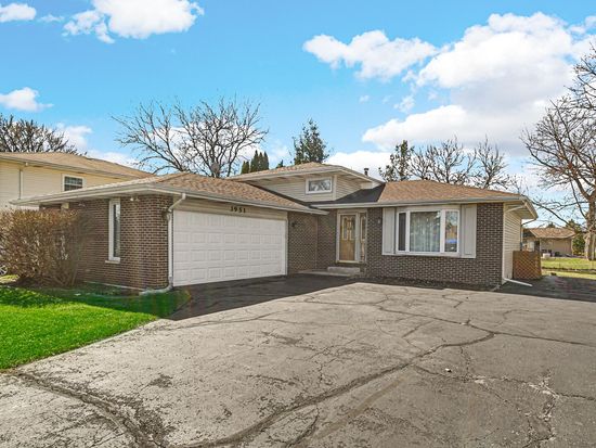 Exterior of 3951 S Lakeshore Dr in Crown Point, IN 46307, a property represented by Kelli Berggren
