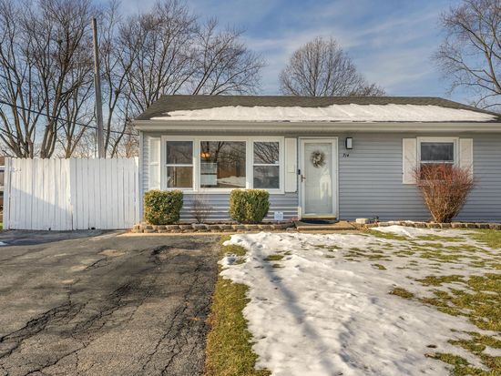 Exterior of 714 Juniper Rd in Valparaiso, IN 46385, a property represented by Kelli Berggren